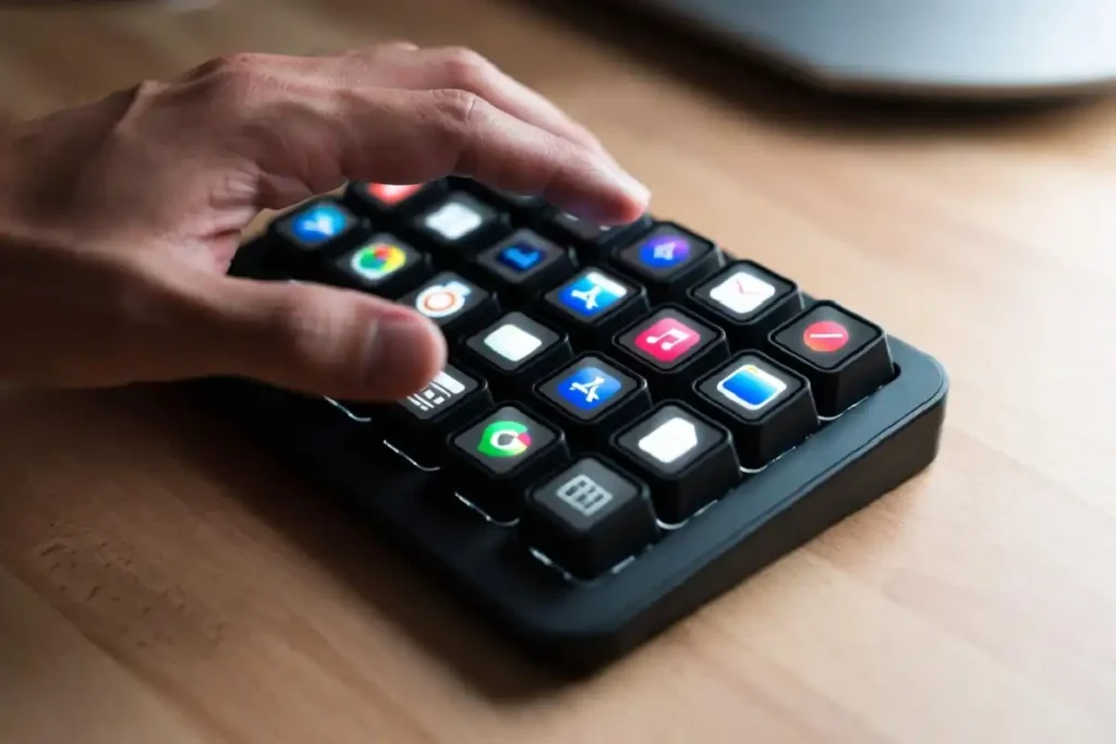 Programmable macropad desk gadget with 15 customizable keys for workflow shortcuts
